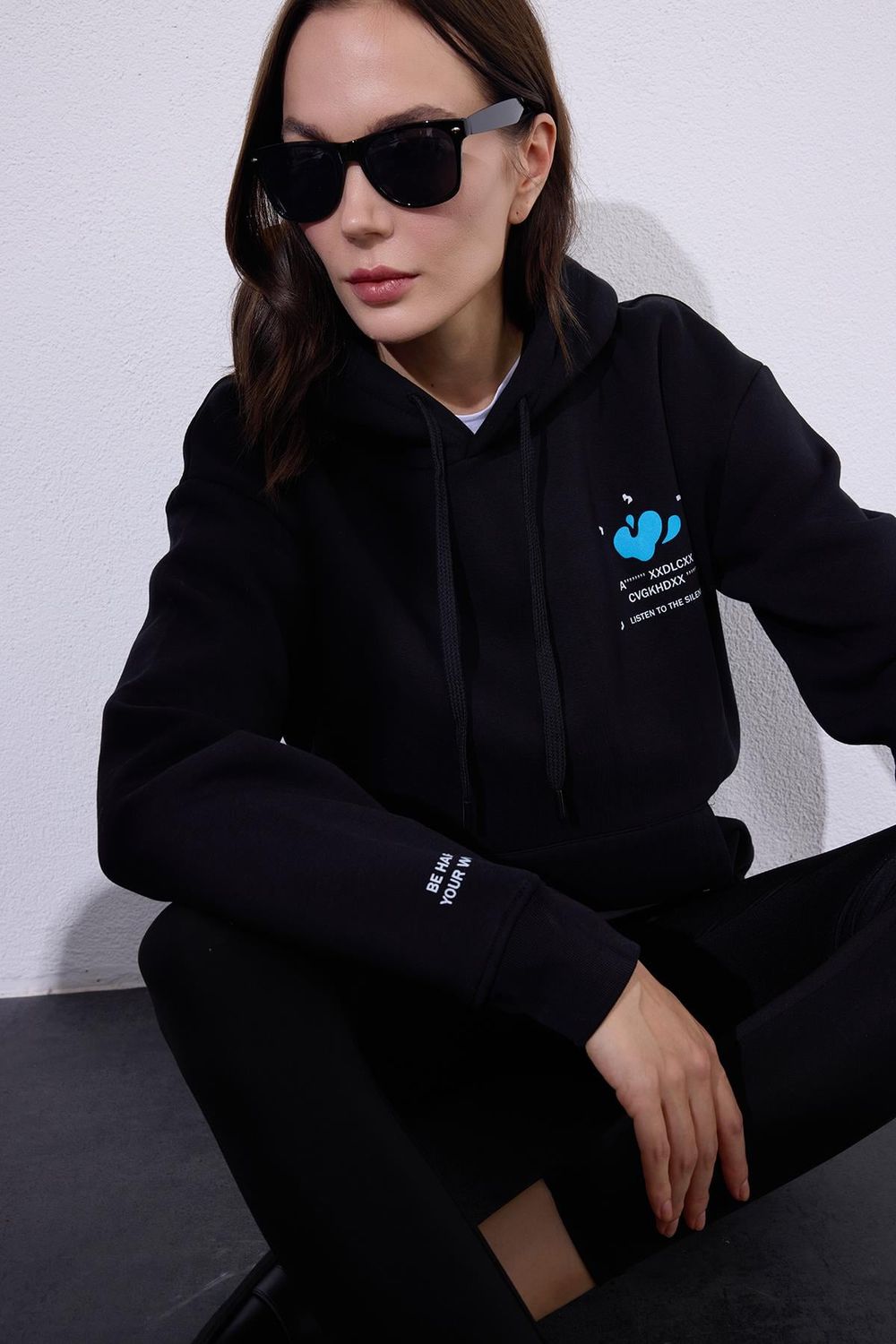 Kadın Oversize Geniş Kesim Pamuklu Yumuşak Dokulu İçi Polarlı Baskılı Siyah Kapüşonlu Sweatshirt