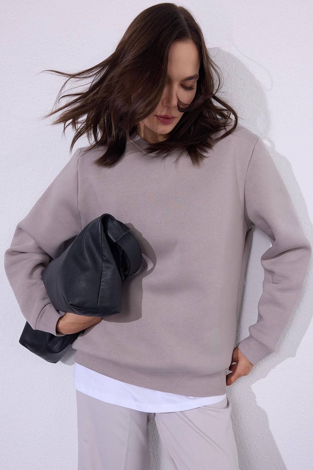 Kadın Oversize Geniş Kesim Pamuklu Yumuşak Dokulu İçi Polarlı Basic Gri Bisiklet Yaka Sweatshirt