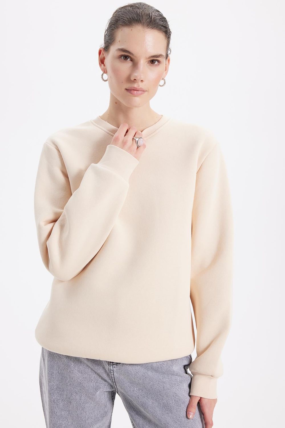 Kadın Oversize Geniş Kesim Pamuklu Yumuşak Dokulu İçi Polarlı Basic Bej Bisiklet Yaka Sweatshirt