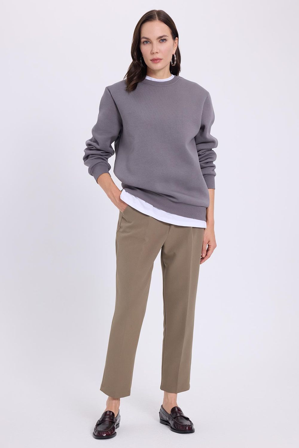 Kadın Oversize Geniş Kesim Pamuklu Yumuşak Dokulu İçi Polarlı Basic Gri Bisiklet Yaka Sweatshirt
