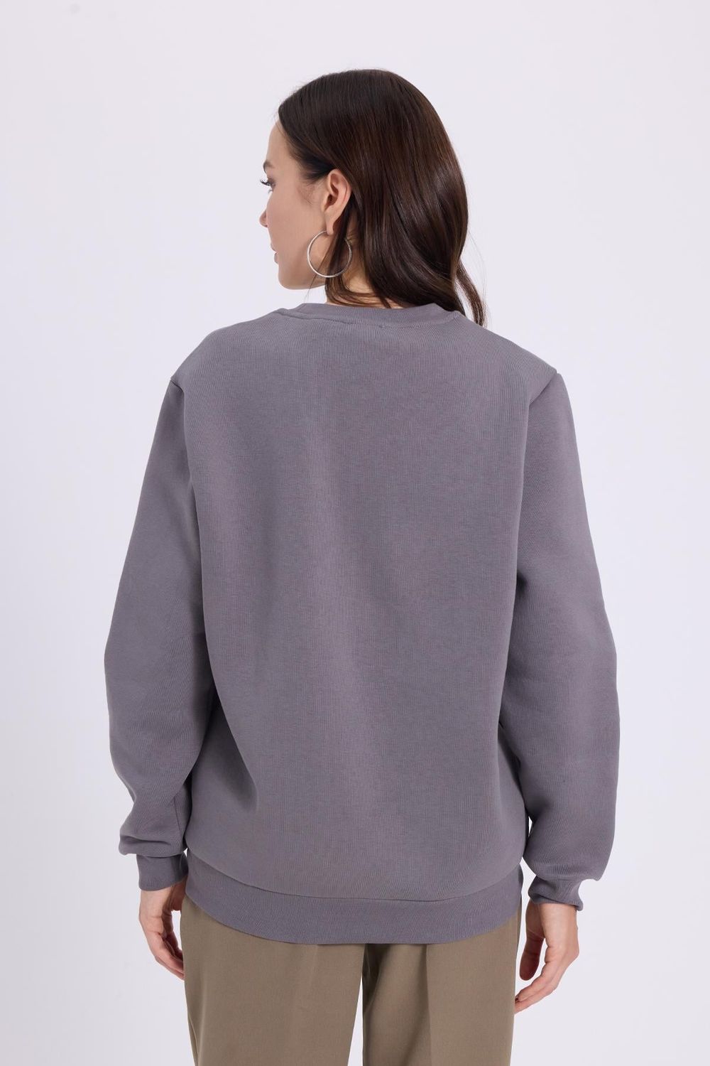 Kadın Oversize Geniş Kesim Pamuklu Yumuşak Dokulu İçi Polarlı Basic Gri Bisiklet Yaka Sweatshirt