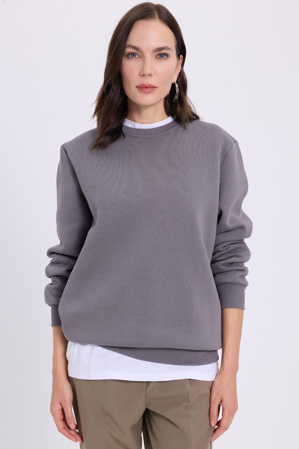Kadın Oversize Geniş Kesim Pamuklu Yumuşak Dokulu İçi Polarlı Basic Gri Bisiklet Yaka Sweatshirt