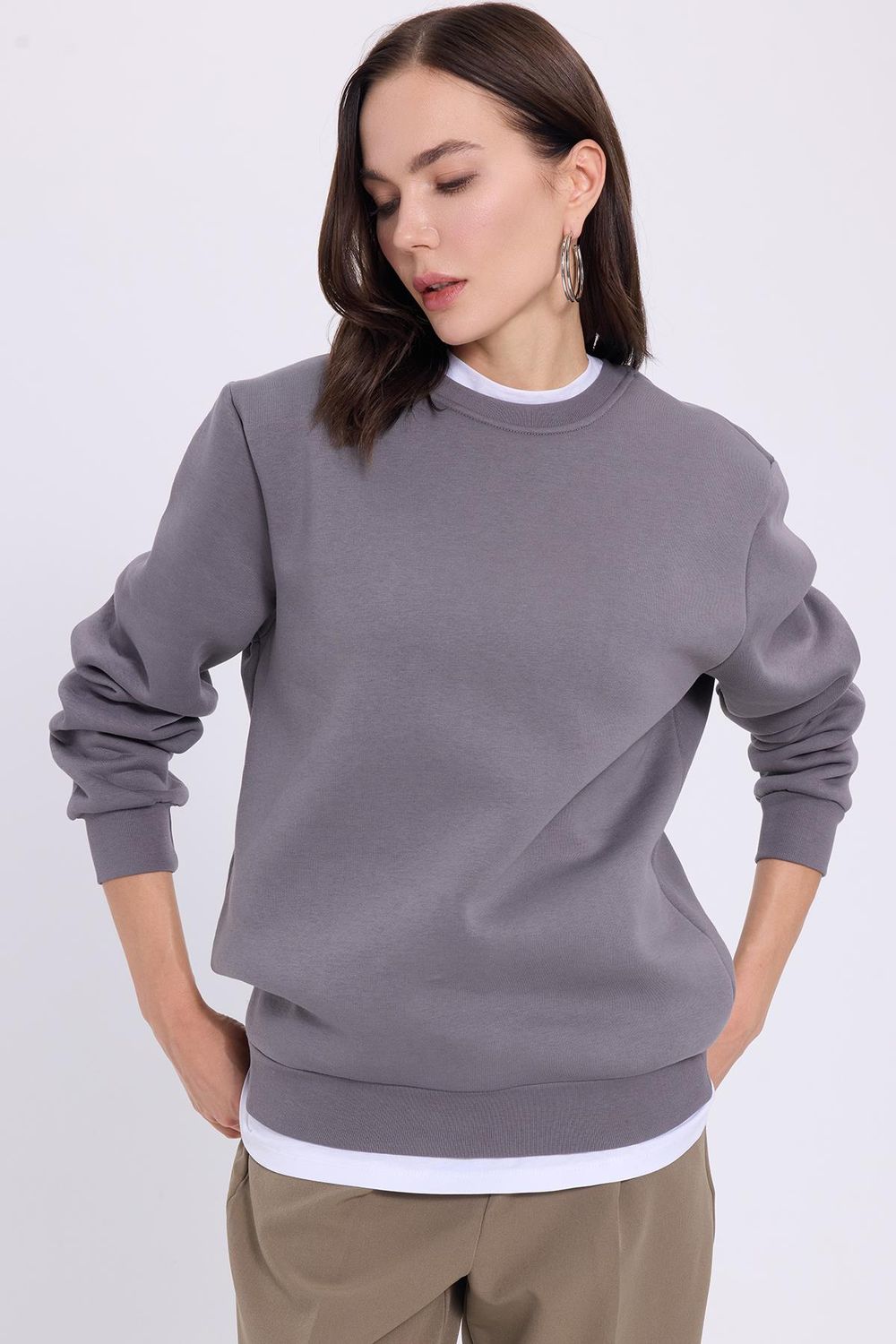 Kadın Oversize Geniş Kesim Pamuklu Yumuşak Dokulu İçi Polarlı Basic Gri Bisiklet Yaka Sweatshirt