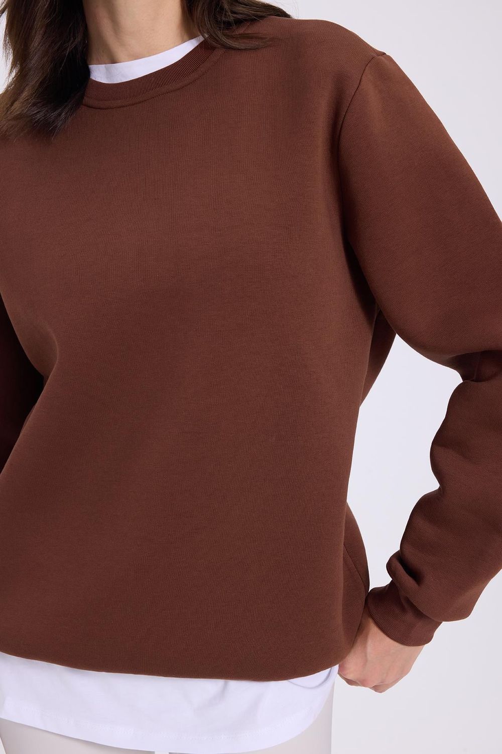 Kadın Oversize Geniş Kesim Pamuklu Yumuşak Dokulu İçi Polarlı Basic Kahverengi Bisiklet Yaka Sweatshirt