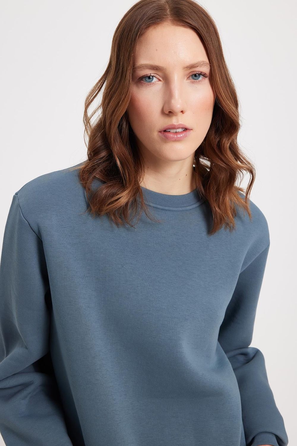 Kadın Oversize Geniş Kesim Pamuklu 3 İplik İçi Polarlı Basic Koyu Gri Bisiklet Yaka Sweatshirt