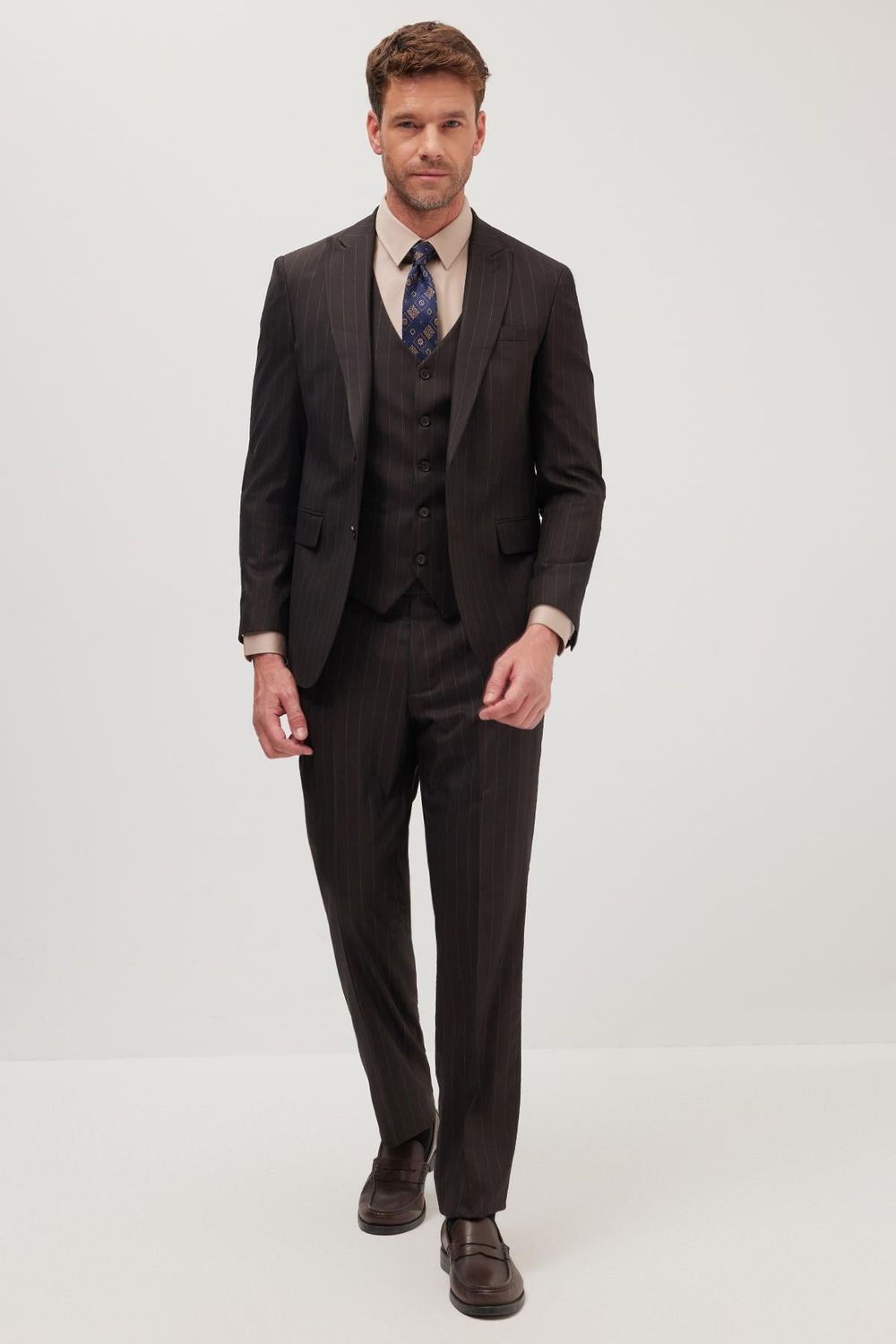 Erkek Slim Fit Kahverengi Esnek Likralı Kumaş Sivri Yaka Yelekli Takım Elbise