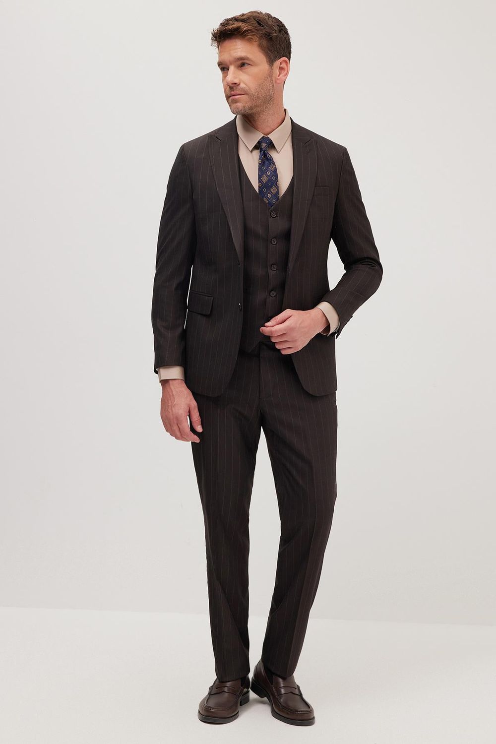 Erkek Slim Fit Kahverengi Esnek Likralı Kumaş Sivri Yaka Yelekli Takım Elbise
