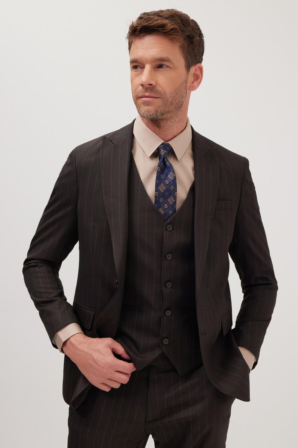 Erkek Slim Fit Kahverengi Esnek Likralı Kumaş Sivri Yaka Yelekli Takım Elbise
