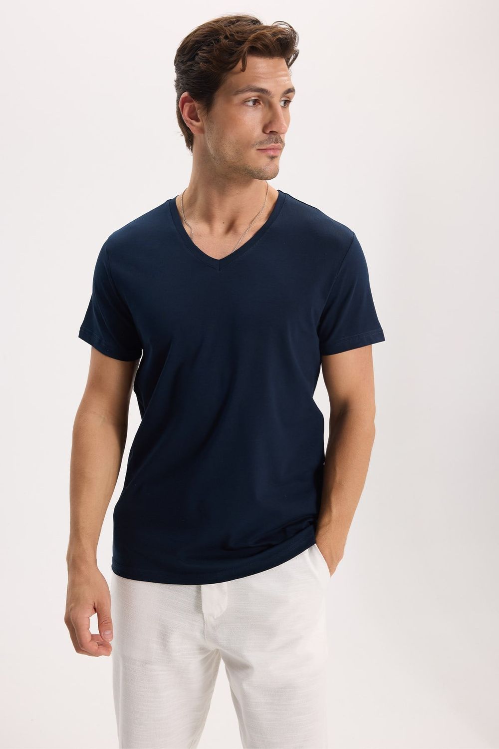 Erkek Slim Fit Dar Kesim Pamuklu Yumuşak Dokulu Likralı Esnek Kumaş Düz Basic Lacivert V Yaka Tişört
