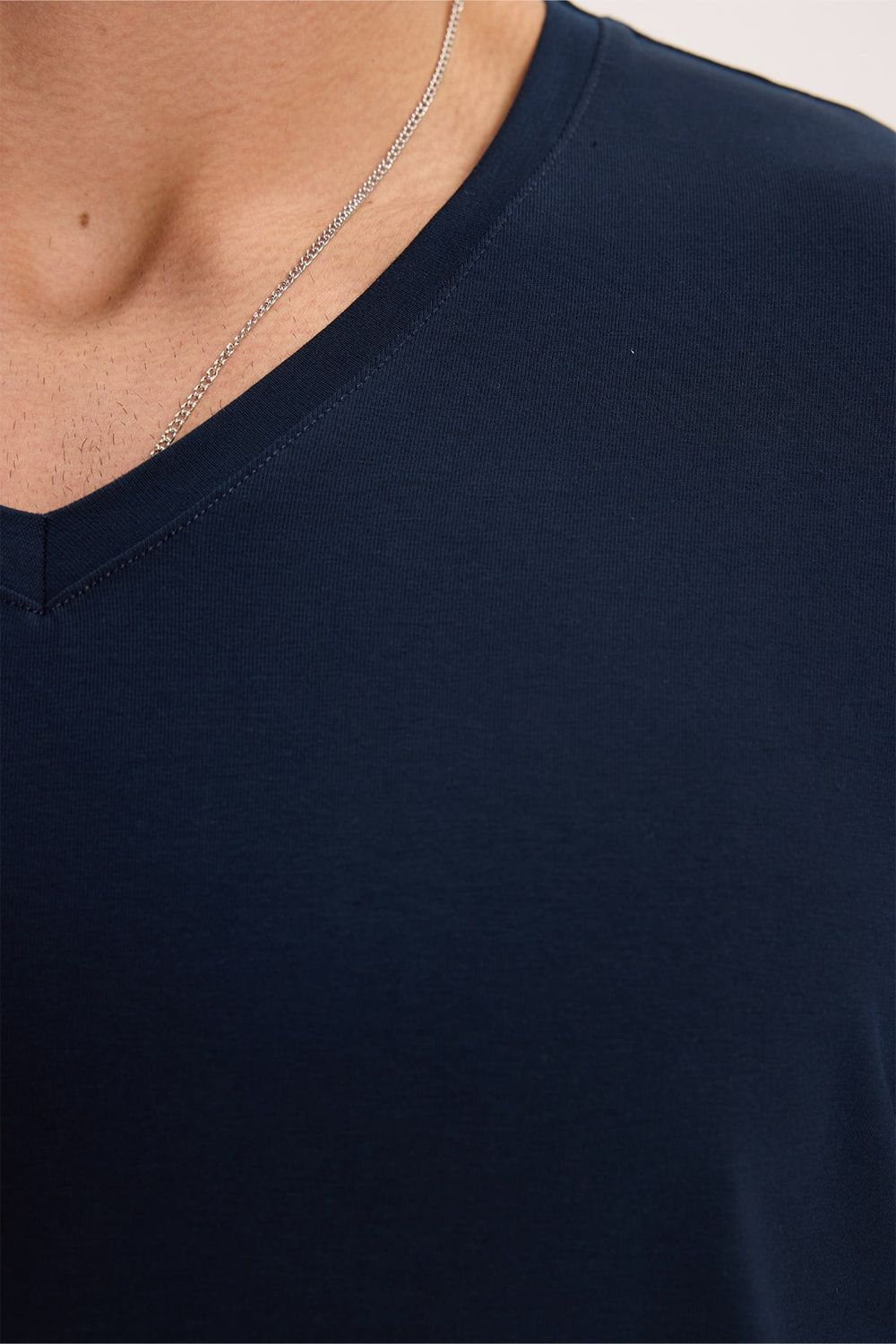 Erkek Slim Fit Dar Kesim Pamuklu Yumuşak Dokulu Likralı Esnek Kumaş Düz Basic Lacivert V Yaka Tişört