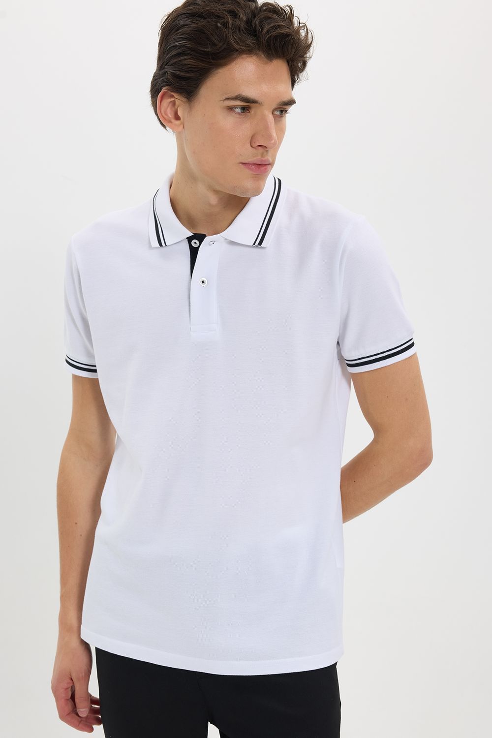 Erkek Slim Fit Dar Kesim %100 Pamuk Düz Pike Yaka ve Kol Detaylı Beyaz Polo Yaka Tişört