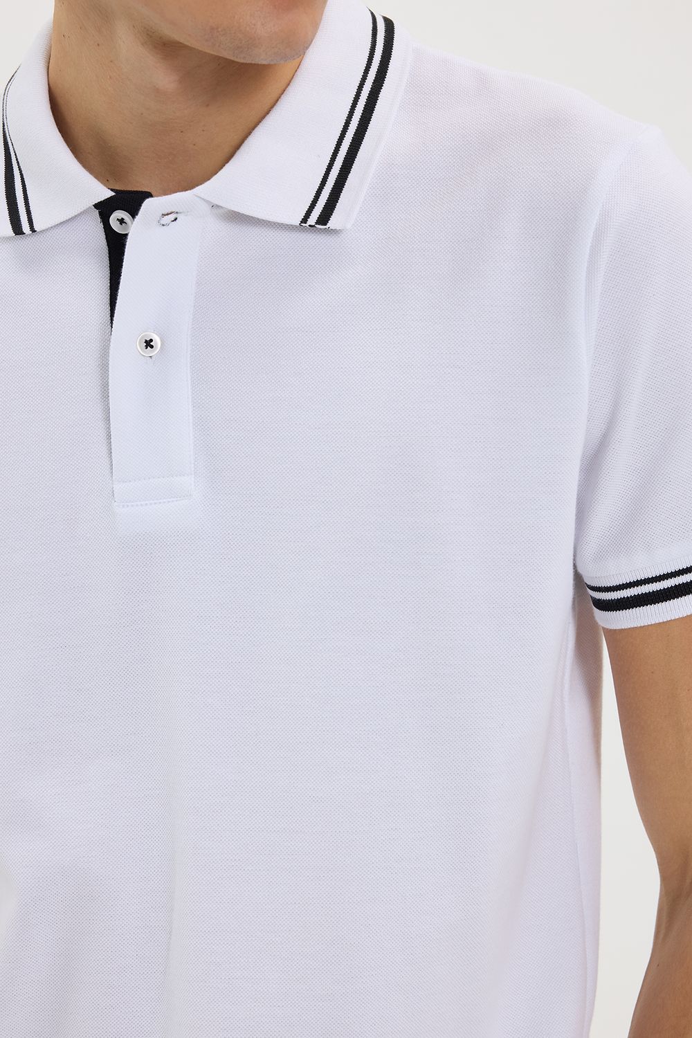 Erkek Slim Fit Dar Kesim %100 Pamuk Düz Pike Yaka ve Kol Detaylı Beyaz Polo Yaka Tişört