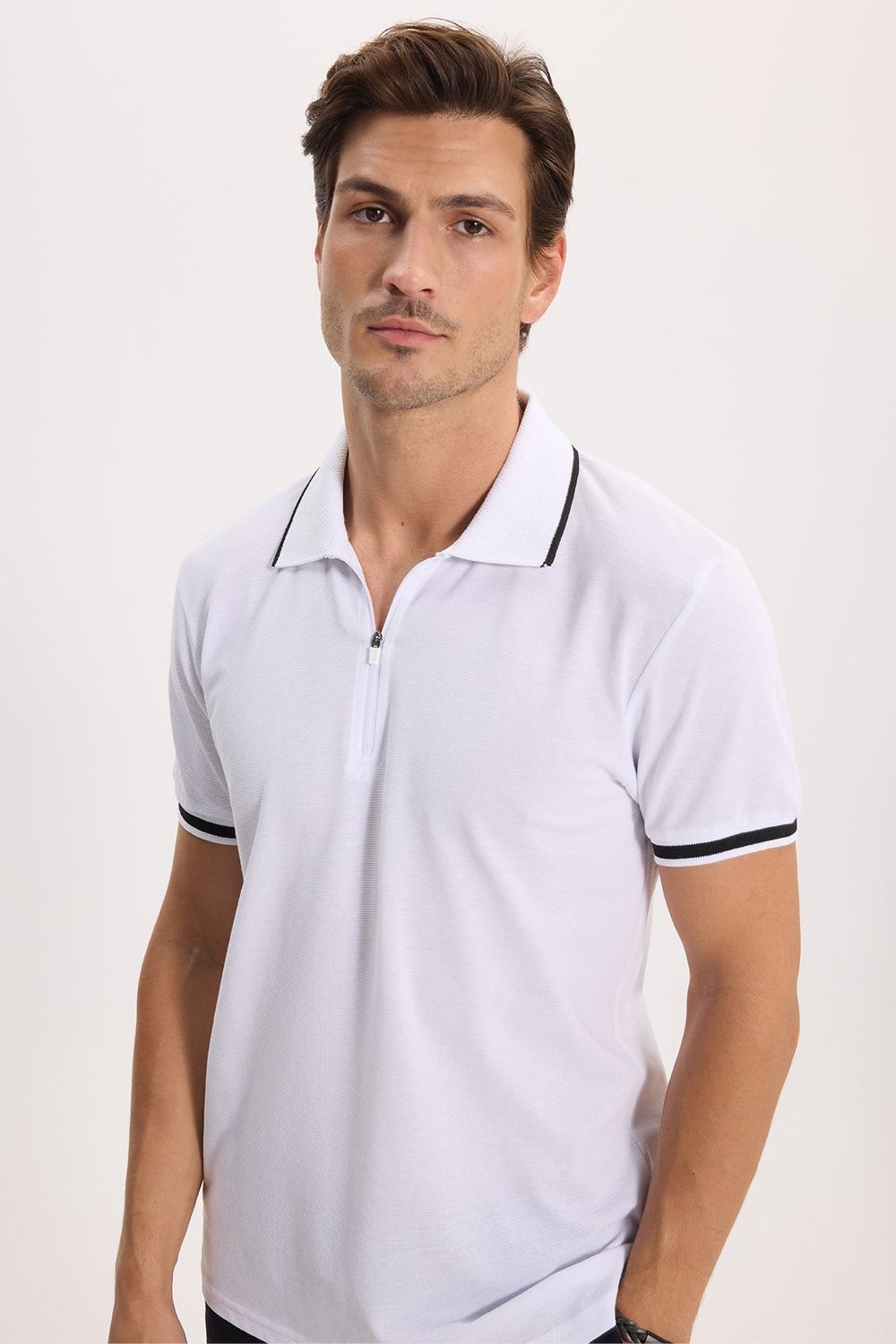 Erkek Slim Fit Dar Kesim %100 Pamuk Jakarlı Düz Yaka ve Kol Detaylı Beyaz Polo Yaka Tişört