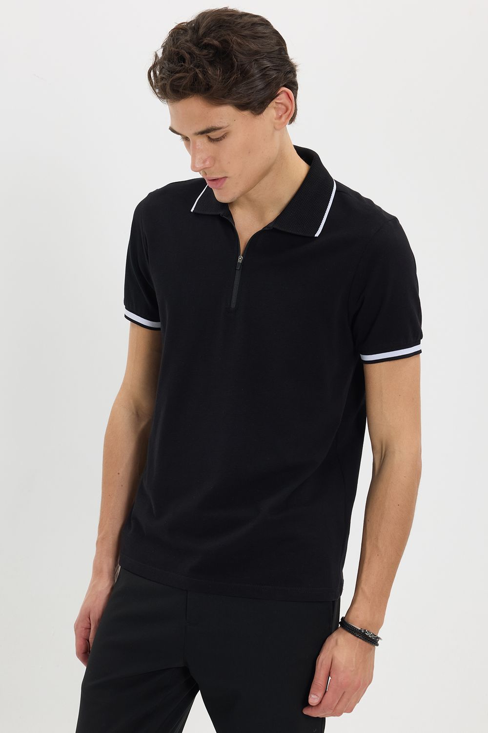 Erkek Slim Fit Dar Kesim %100 Pamuk Jakarlı Düz Yaka ve Kol Detaylı Siyah Polo Yaka Tişört
