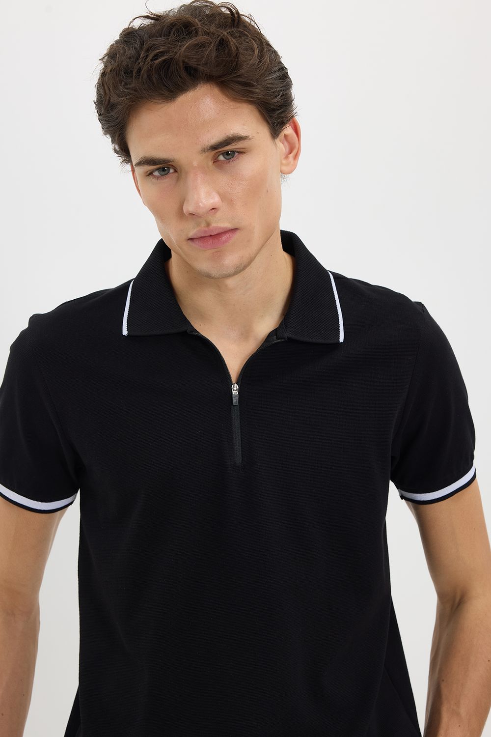 Erkek Slim Fit Dar Kesim %100 Pamuk Jakarlı Düz Yaka ve Kol Detaylı Siyah Polo Yaka Tişört