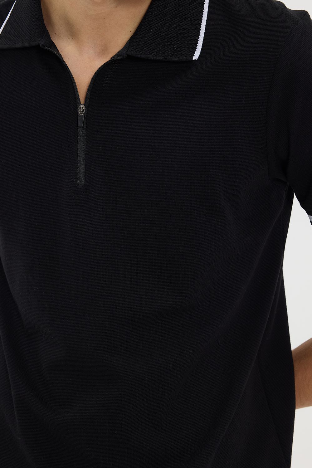 Erkek Slim Fit Dar Kesim %100 Pamuk Jakarlı Düz Yaka ve Kol Detaylı Siyah Polo Yaka Tişört