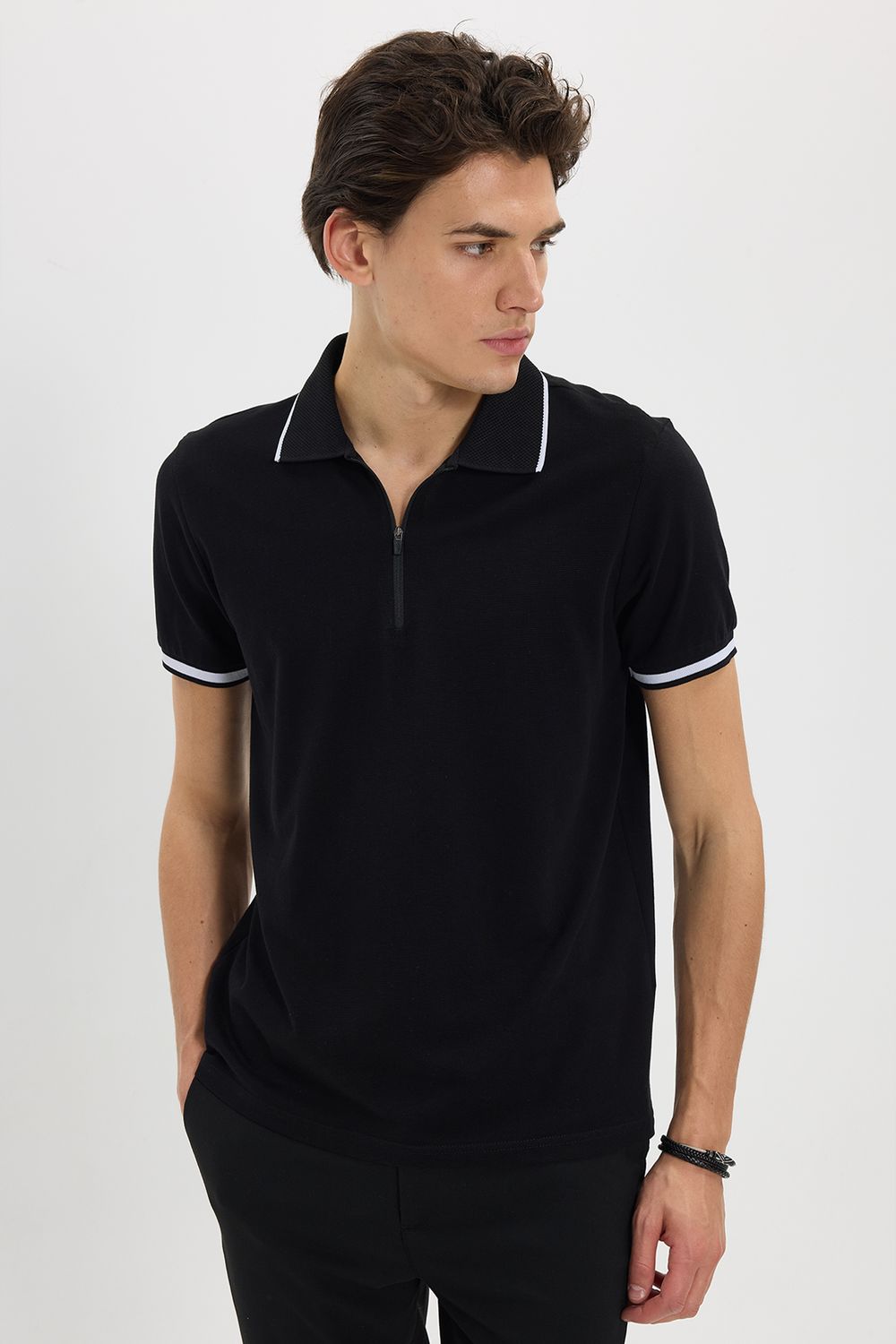 Erkek Slim Fit Dar Kesim %100 Pamuk Jakarlı Düz Yaka ve Kol Detaylı Siyah Polo Yaka Tişört