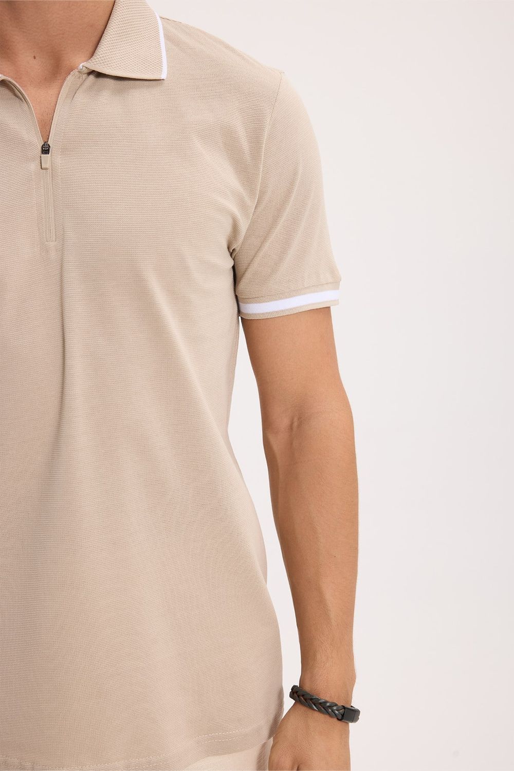 Erkek Slim Fit Dar Kesim %100 Pamuk Jakarlı Düz Yaka ve Kol Detaylı Bej Polo Yaka Tişört