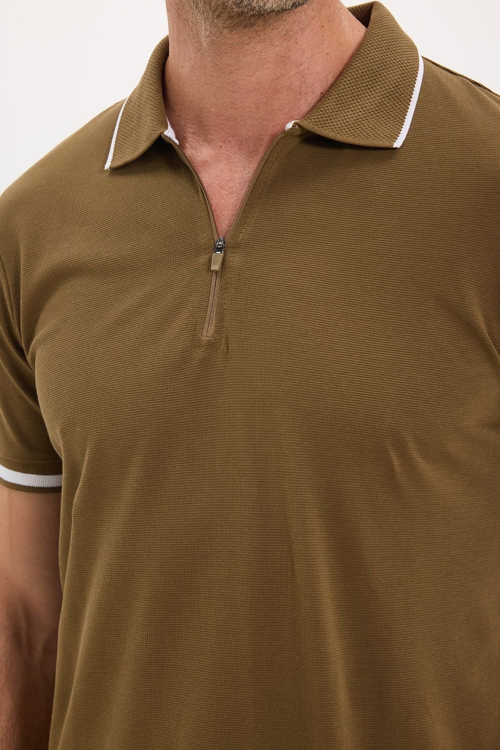 Erkek Slim Fit Dar Kesim %100 Pamuk Jakarlı Düz Yaka ve Kol Detaylı Kahverengi Polo Yaka Tişört