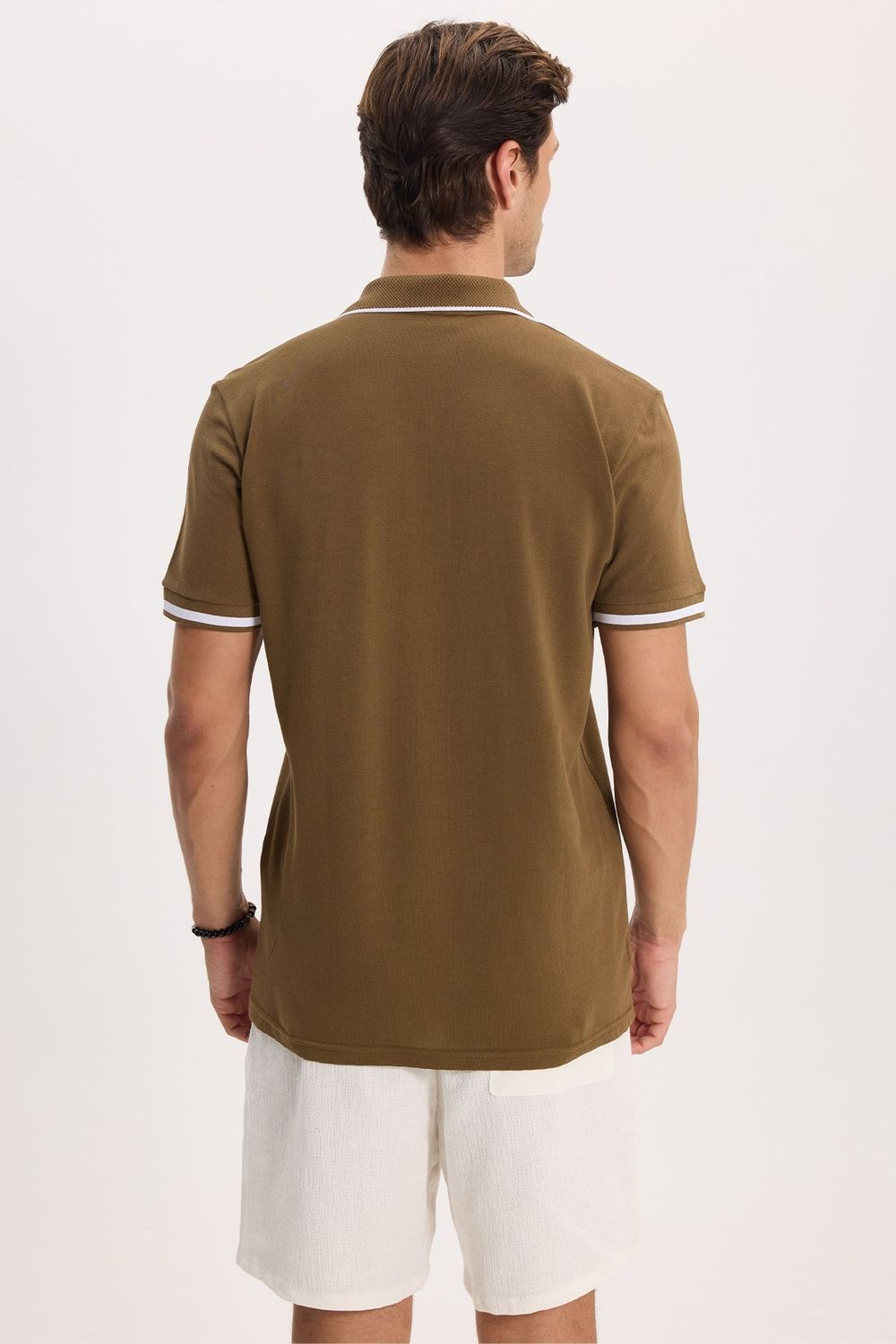 Erkek Slim Fit Dar Kesim %100 Pamuk Jakarlı Düz Yaka ve Kol Detaylı Kahverengi Polo Yaka Tişört