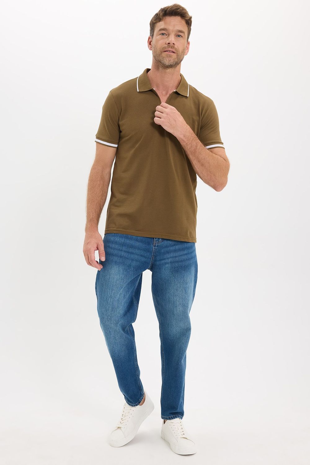 Erkek Slim Fit Dar Kesim %100 Pamuk Jakarlı Düz Yaka ve Kol Detaylı Kahverengi Polo Yaka Tişört