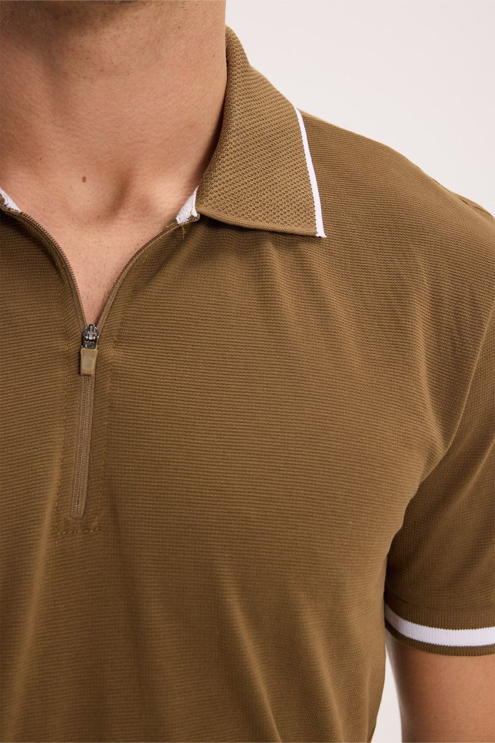 Erkek Slim Fit Dar Kesim %100 Pamuk Jakarlı Düz Yaka ve Kol Detaylı Kahverengi Polo Yaka Tişört