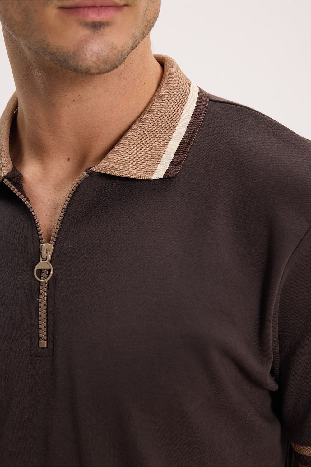 Erkek Slim Fit Dar Kesim %100 Pamuk Kısa Kollu Yarım Fermuarlı Kahverengi Polo Yaka Tişört