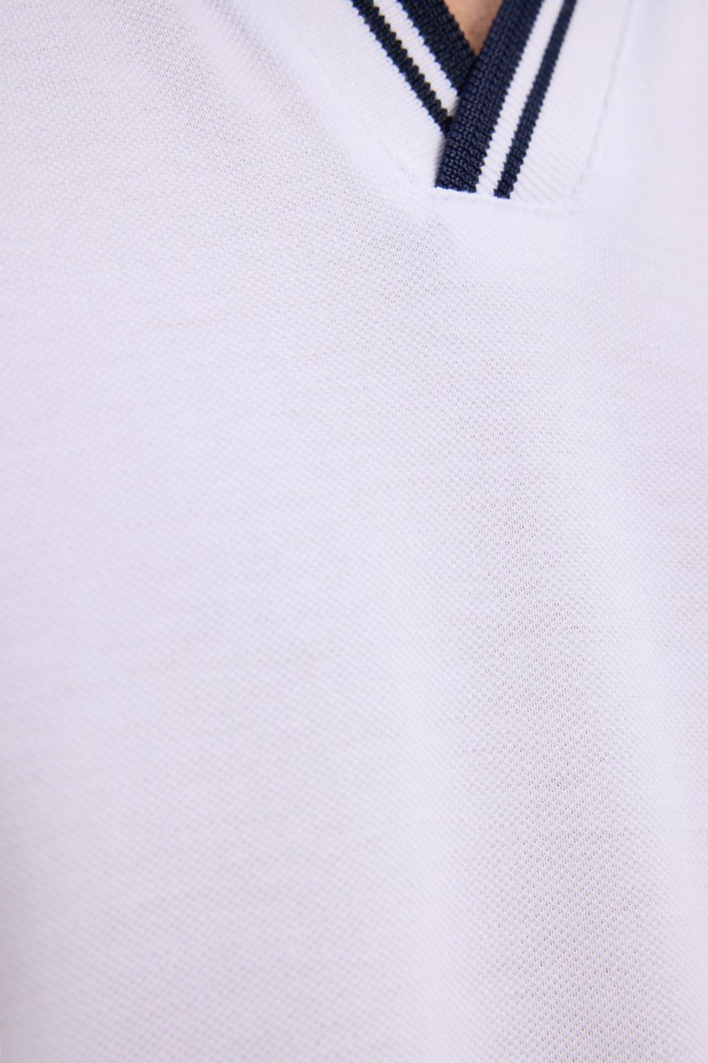 Erkek Slim Fit Dar Kesim %100 Pamuklu Çizgili Detaylı V Yaka Beyaz Polo Yaka Tişört