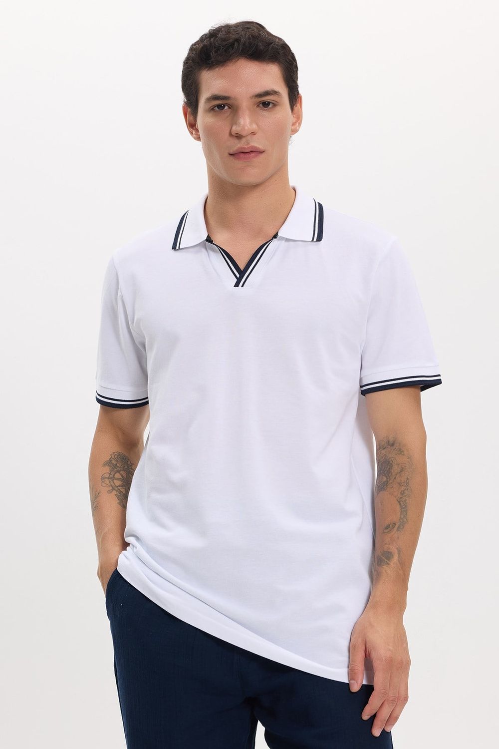 Erkek Slim Fit Dar Kesim %100 Pamuklu Çizgili Detaylı V Yaka Beyaz Polo Yaka Tişört