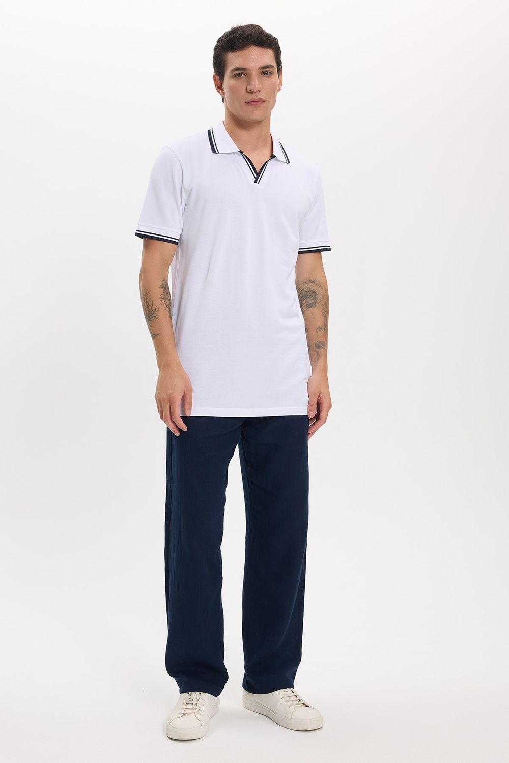 Erkek Slim Fit Dar Kesim %100 Pamuklu Çizgili Detaylı V Yaka Beyaz Polo Yaka Tişört