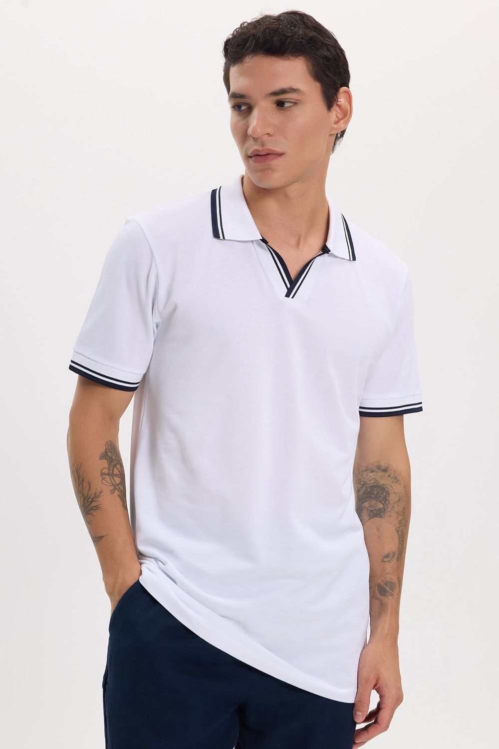 Erkek Slim Fit Dar Kesim %100 Pamuklu Çizgili Detaylı V Yaka Beyaz Polo Yaka Tişört
