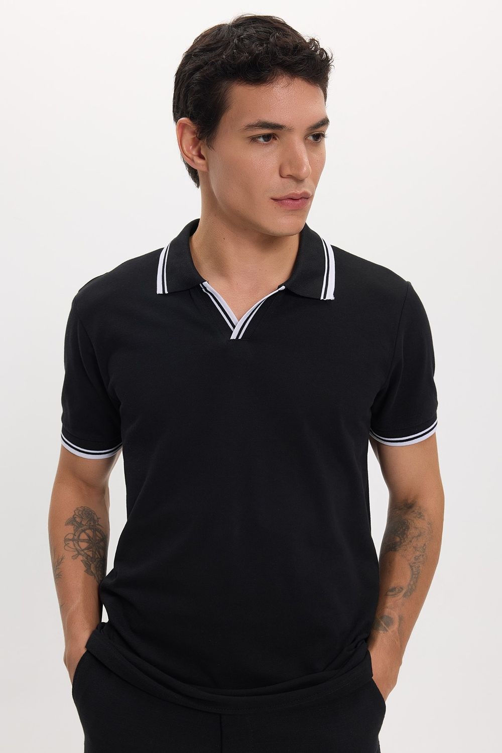 Erkek Slim Fit Dar Kesim %100 Pamuklu Çizgili Detaylı V Yaka Siyah Polo Yaka Tişört