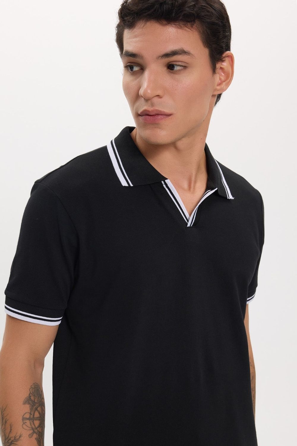 Erkek Slim Fit Dar Kesim %100 Pamuklu Çizgili Detaylı V Yaka Siyah Polo Yaka Tişört