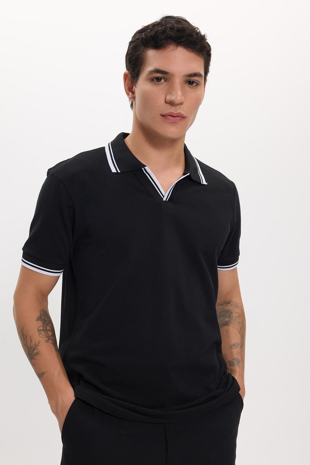 Erkek Slim Fit Dar Kesim %100 Pamuklu Çizgili Detaylı V Yaka Siyah Polo Yaka Tişört