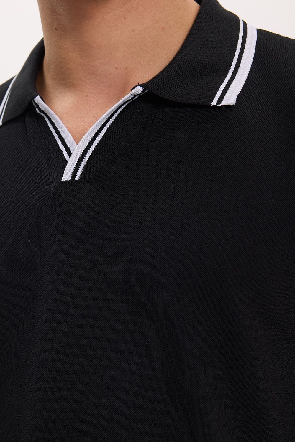 Erkek Slim Fit Dar Kesim %100 Pamuklu Çizgili Detaylı V Yaka Siyah Polo Yaka Tişört
