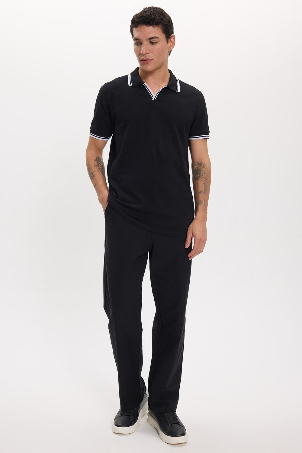 Erkek Slim Fit Dar Kesim %100 Pamuklu Çizgili Detaylı V Yaka Siyah Polo Yaka Tişört