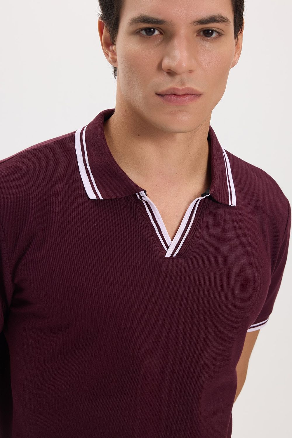 Erkek Slim Fit Dar Kesim %100 Pamuklu Çizgili Detaylı V Yaka Bordo Polo Yaka Tişört