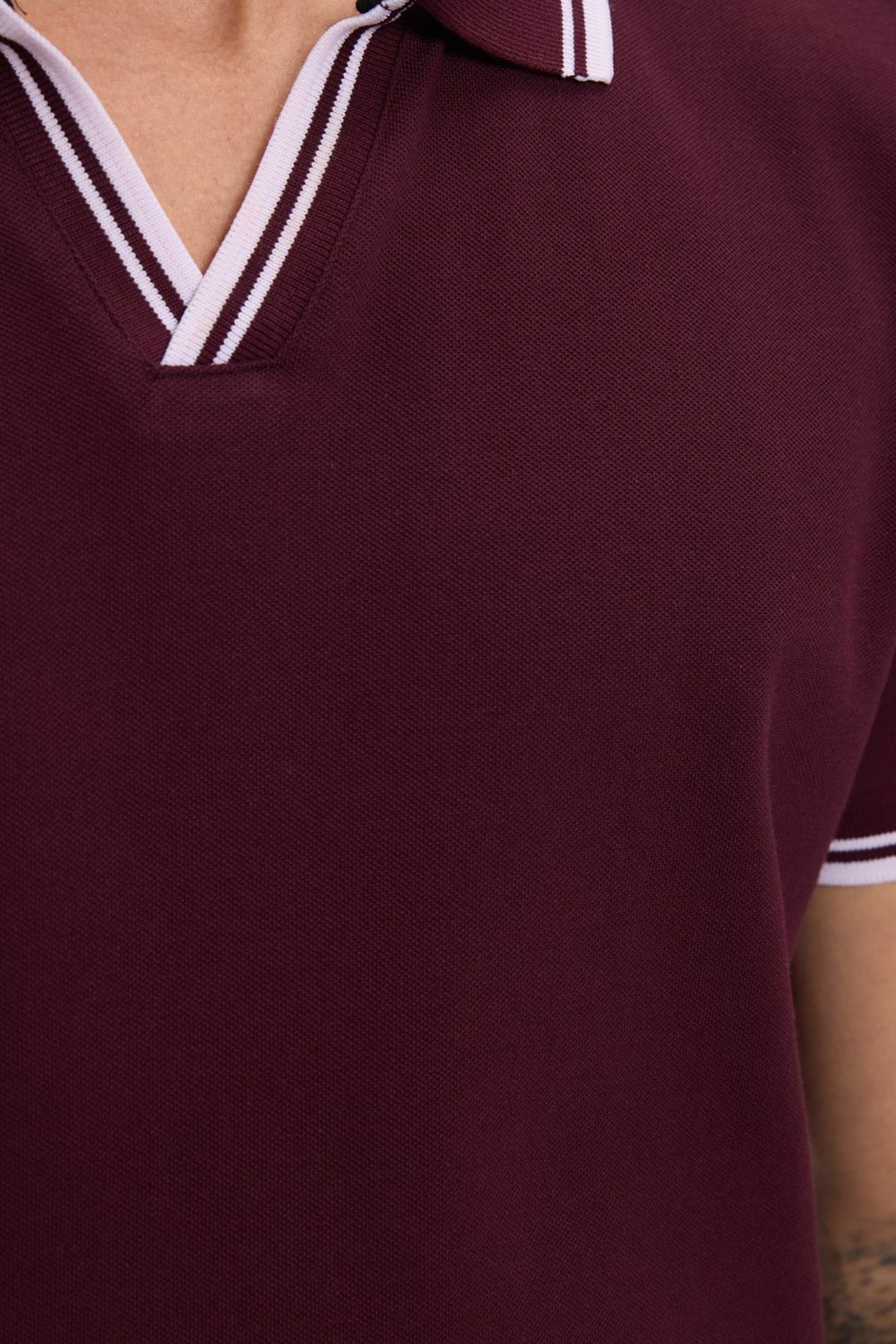 Erkek Slim Fit Dar Kesim %100 Pamuklu Çizgili Detaylı V Yaka Bordo Polo Yaka Tişört