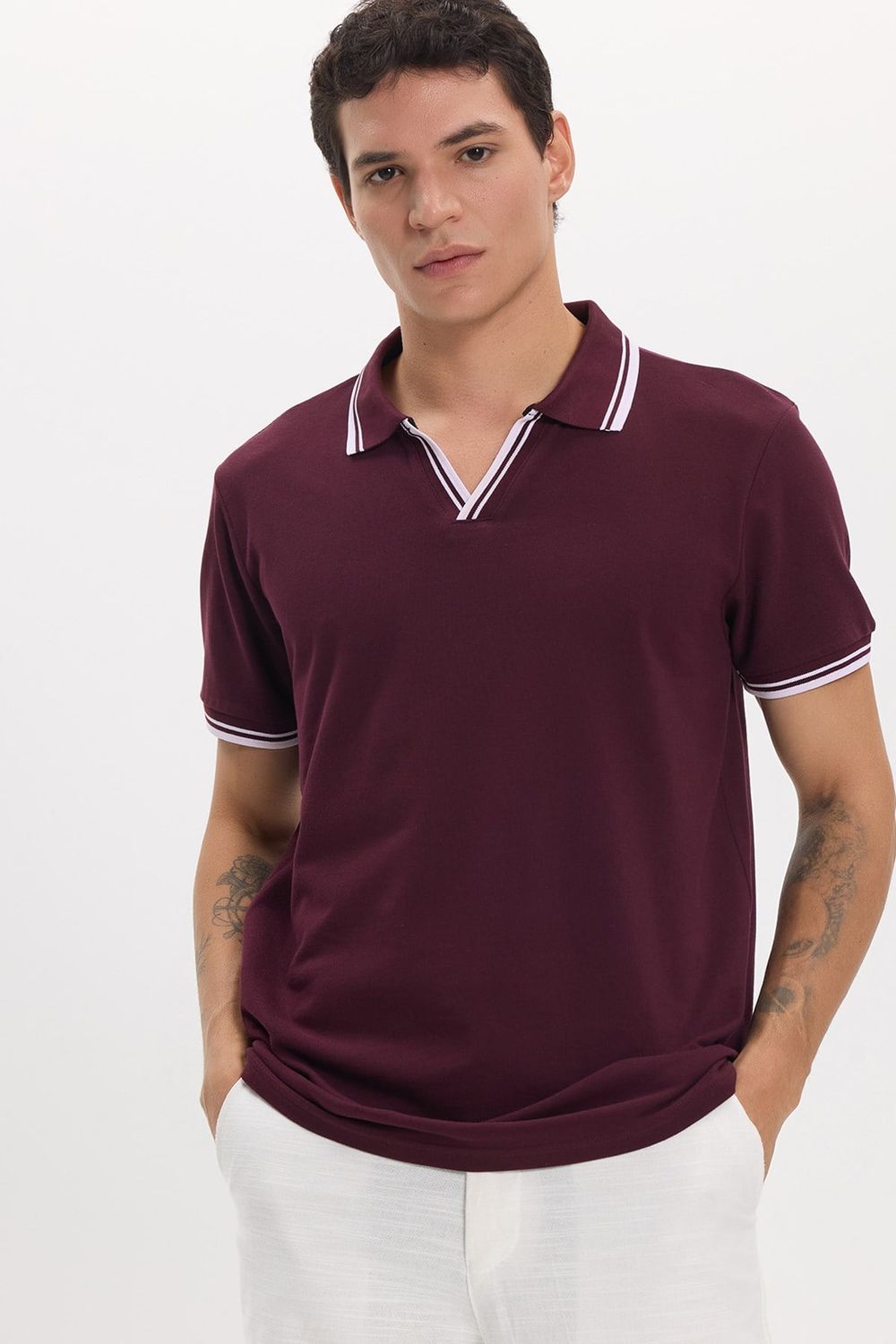 Erkek Slim Fit Dar Kesim %100 Pamuklu Çizgili Detaylı V Yaka Bordo Polo Yaka Tişört
