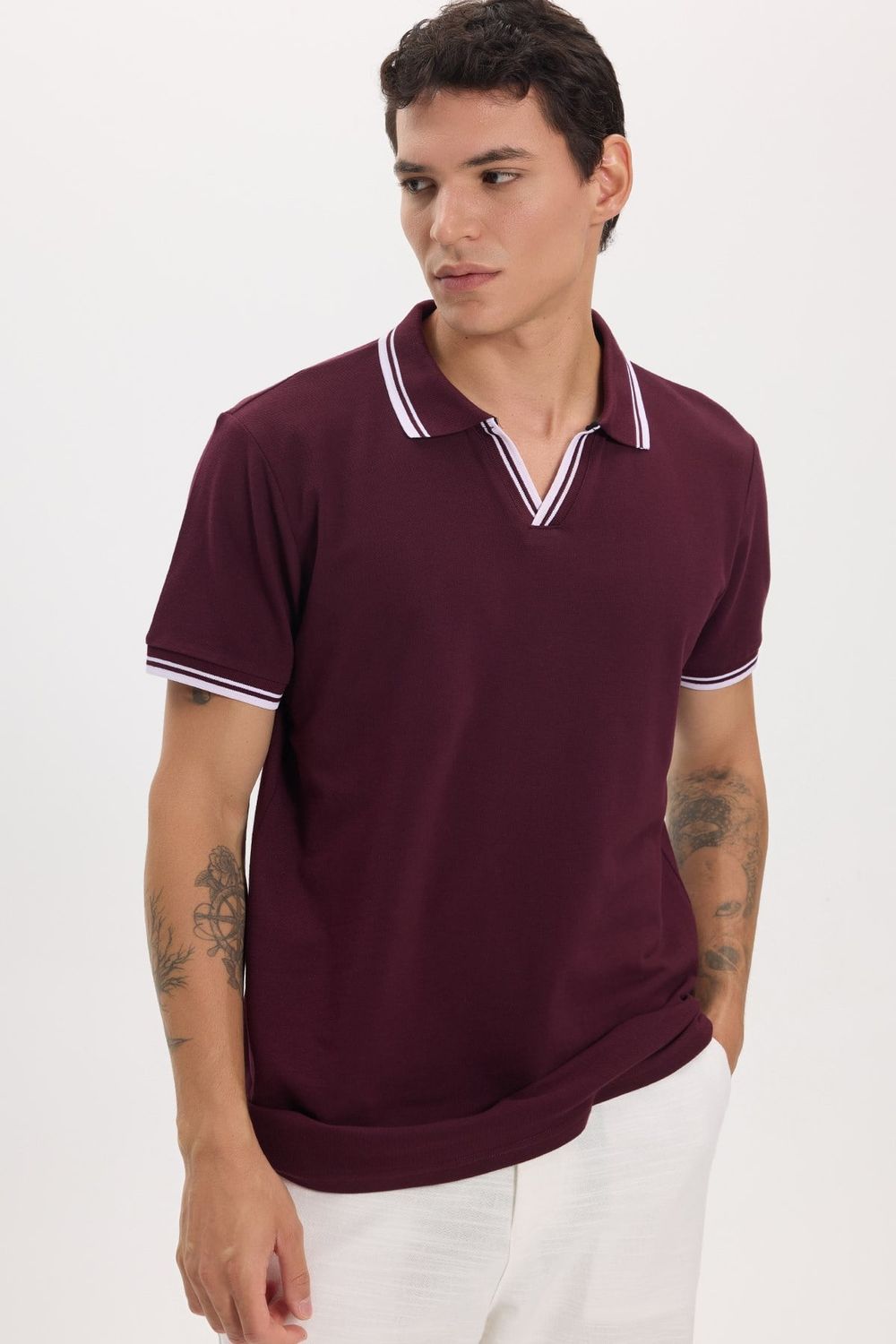 Erkek Slim Fit Dar Kesim %100 Pamuklu Çizgili Detaylı V Yaka Bordo Polo Yaka Tişört