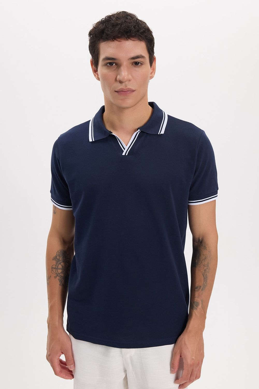 Erkek Slim Fit Dar Kesim %100 Pamuklu Çizgili Detaylı V Yaka Lacivert Polo Yaka Tişört