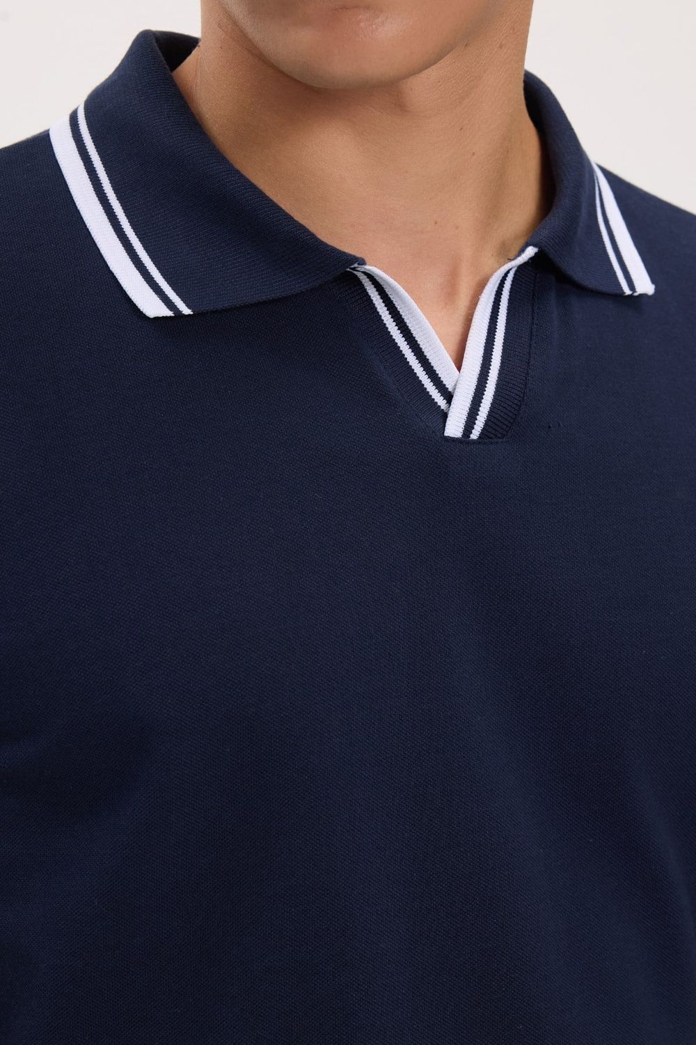 Erkek Slim Fit Dar Kesim %100 Pamuklu Çizgili Detaylı V Yaka Lacivert Polo Yaka Tişört