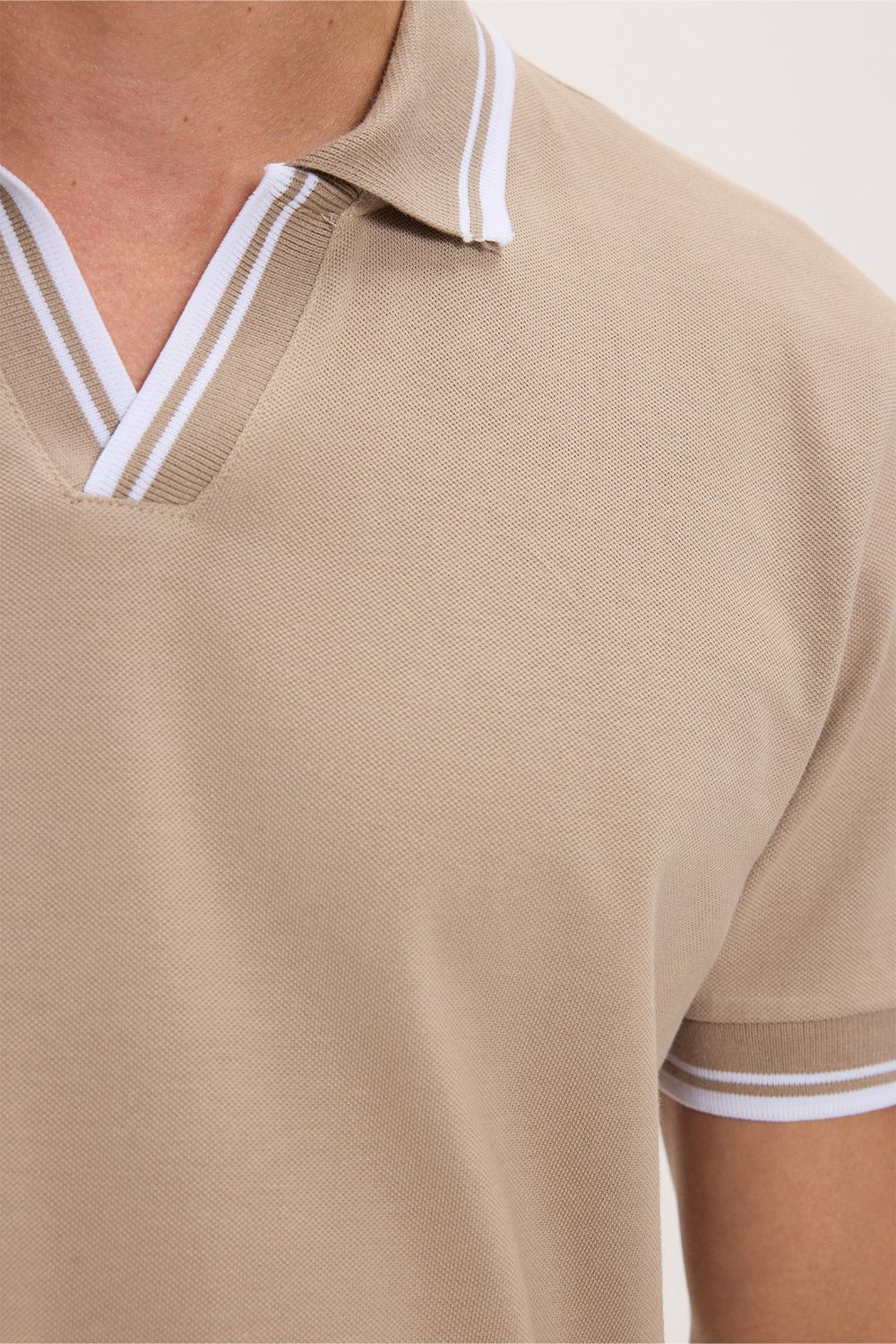 Erkek Slim Fit Dar Kesim %100 Pamuklu Çizgili Detaylı V Yaka Taş Polo Yaka Tişört