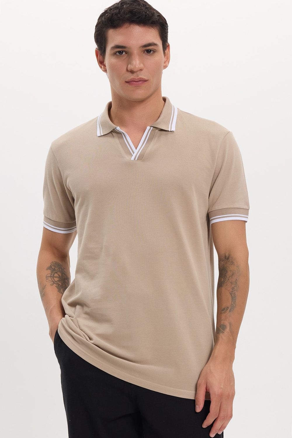 Erkek Slim Fit Dar Kesim %100 Pamuklu Çizgili Detaylı V Yaka Taş Polo Yaka Tişört