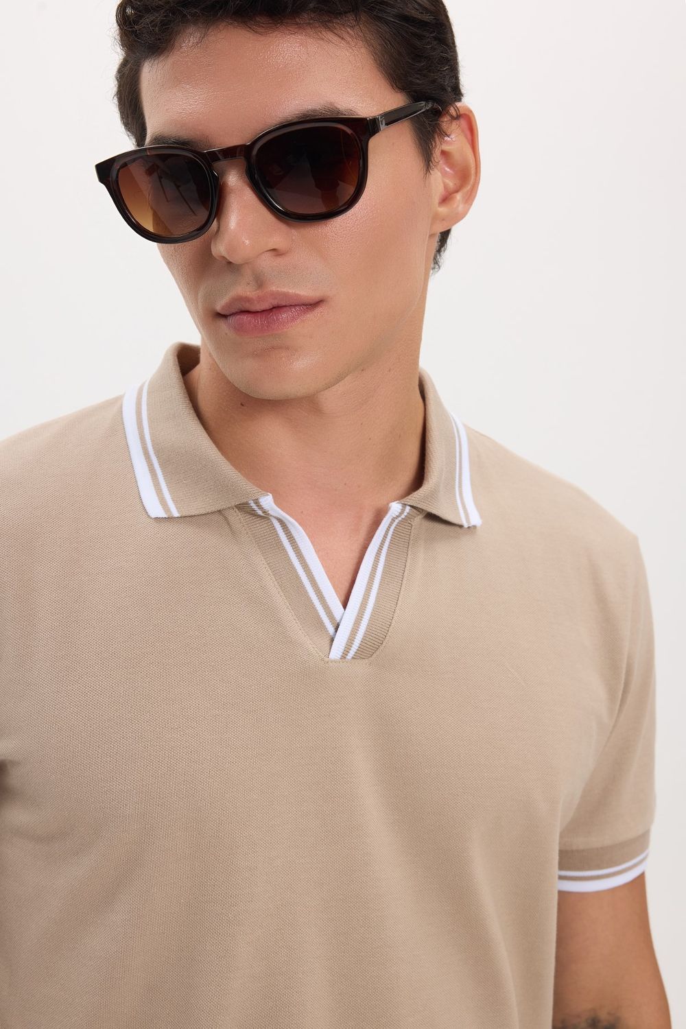Erkek Slim Fit Dar Kesim %100 Pamuklu Çizgili Detaylı V Yaka Taş Polo Yaka Tişört
