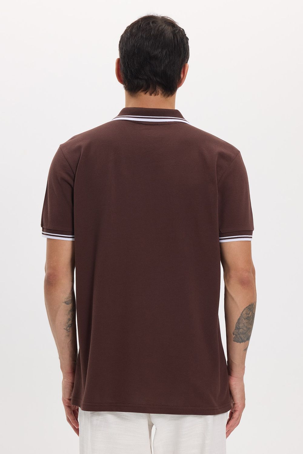 Erkek Slim Fit Dar Kesim %100 Pamuklu Çizgili Detaylı V Yaka Kahverengi  Polo Yaka Tişört