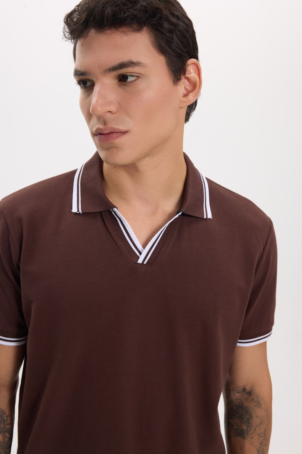 Erkek Slim Fit Dar Kesim %100 Pamuklu Çizgili Detaylı V Yaka Kahverengi  Polo Yaka Tişört