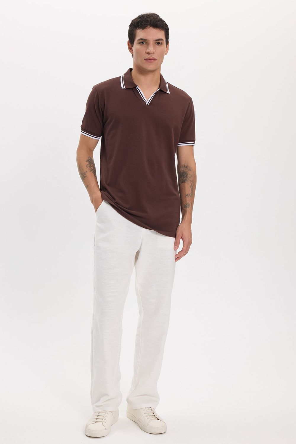 Erkek Slim Fit Dar Kesim %100 Pamuklu Çizgili Detaylı V Yaka Kahverengi  Polo Yaka Tişört