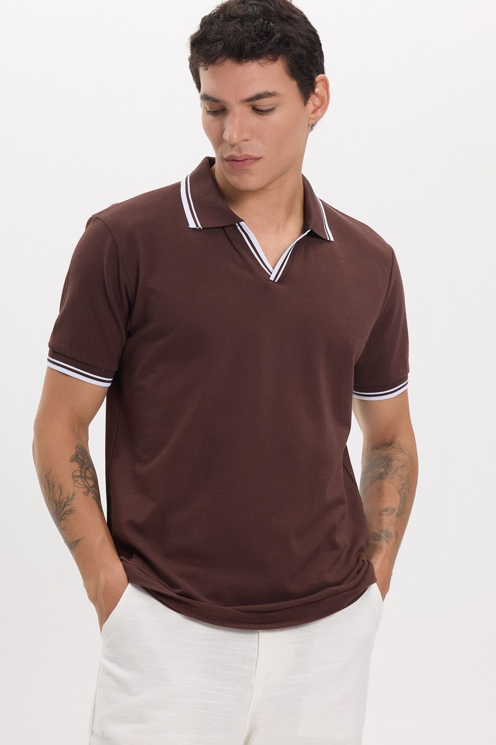 Erkek Slim Fit Dar Kesim %100 Pamuklu Çizgili Detaylı V Yaka Kahverengi  Polo Yaka Tişört