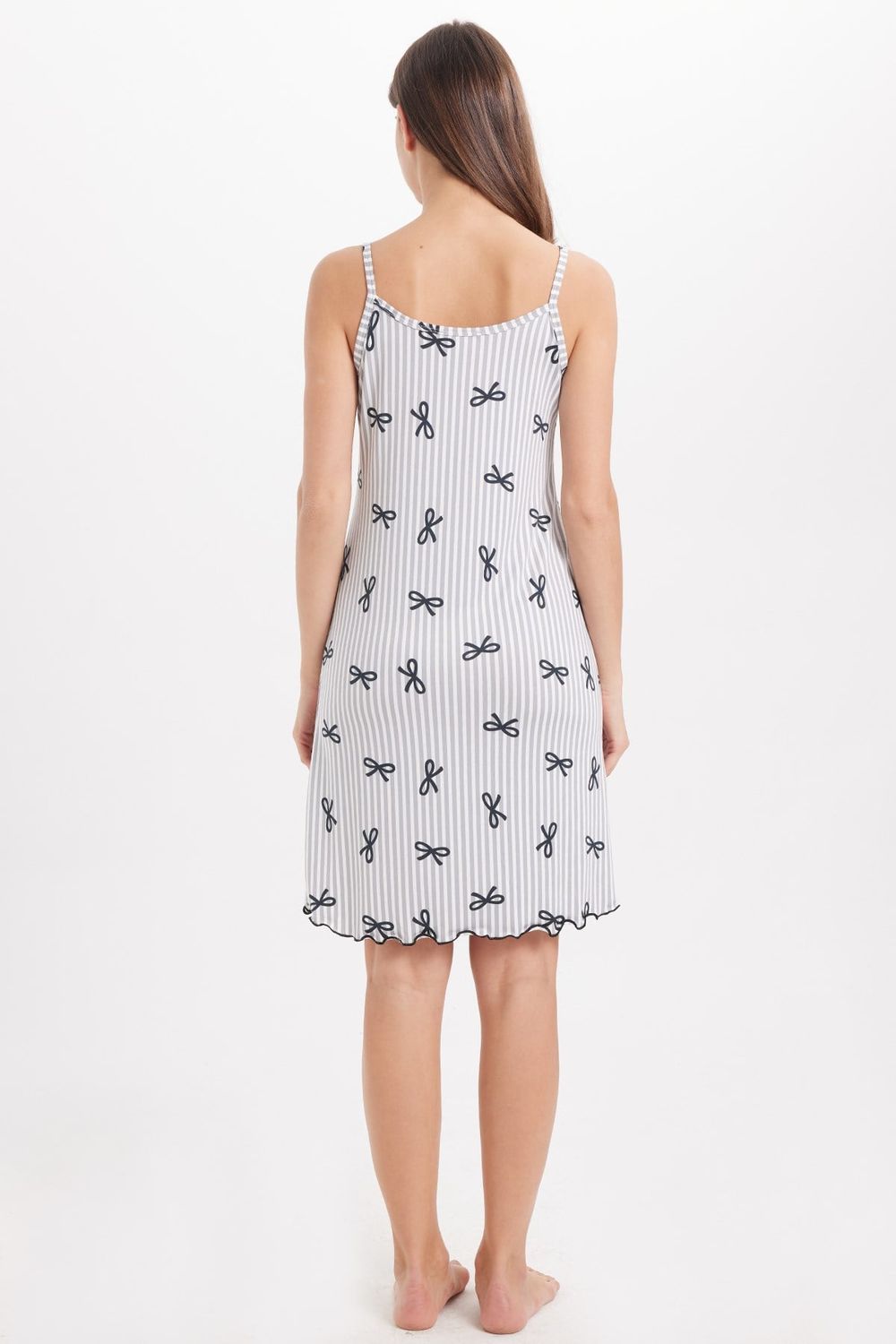Kadın Standart Fit Normal Kesim İnce Askılı Geniş Yaka Baskılı Beyaz Pijama